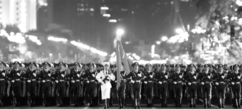 23日17时至24日5时,北京天安门地区举行了纪念中国人民抗日战争暨世界反法西斯战争胜利80周年大会第三次综合演练 据央视军事微信公众号